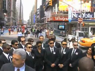 Nicole Scherzinger rings bell on Wall Street! - Hollywood.TV