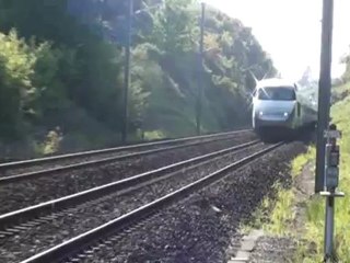TGV filmé au passage à niveau