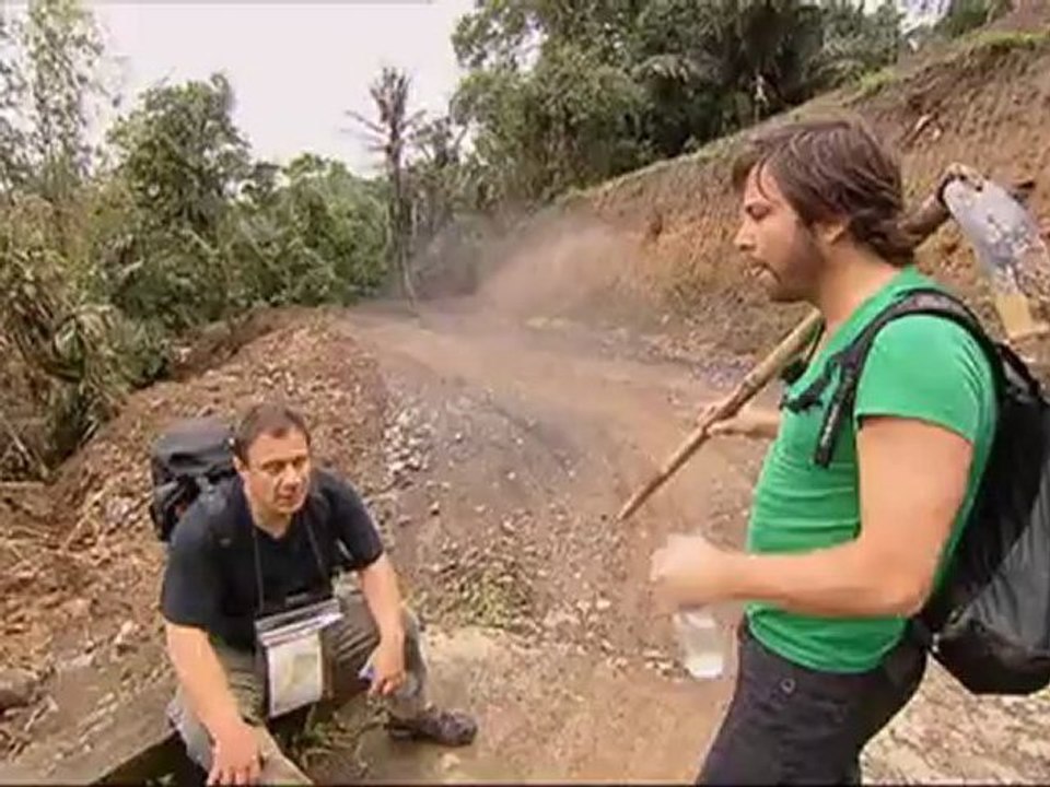 Pékin Express - La montée du volcan Mahawu - Vidéo - RTL TVI.