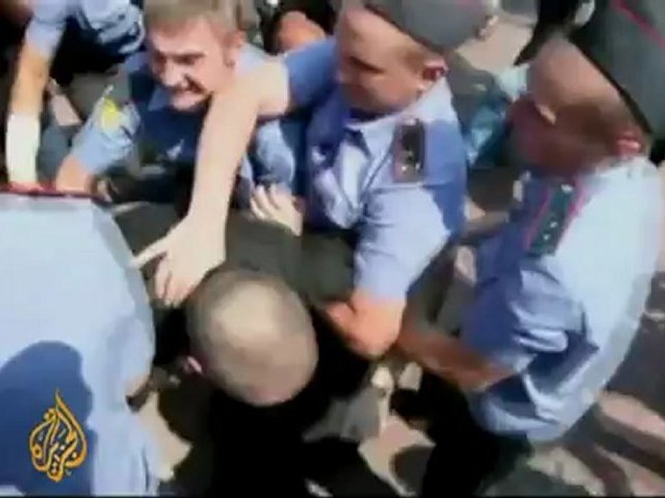 Russian environmentalists fight to save forest