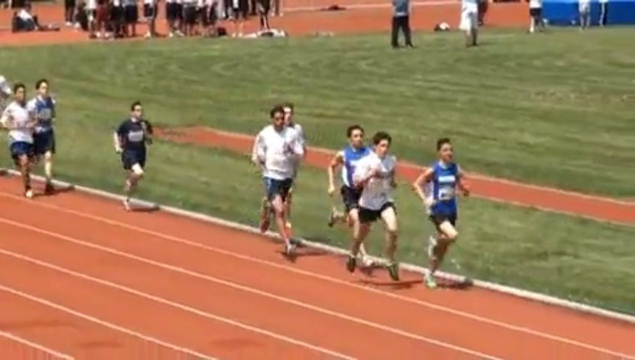 Finale régionale d'athlétisme à Montréal - 1500m juvénile masculin mai 2012