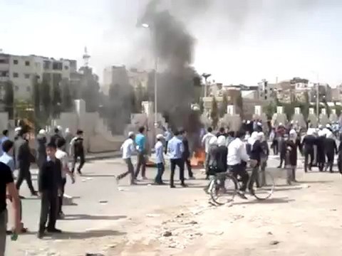 Syria فري برس ريف دمشق داريا إغلاق الشوارع أثناء المظاهرة الطلابية 23 5 2012 Damascus