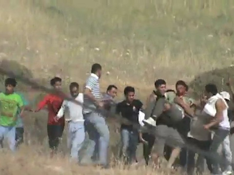 PALESTINE LE VISAGE DE L'OCCUPATION Des colons extrémistes sont filmés en train de tirer sur des palestiniens 19.5.2012