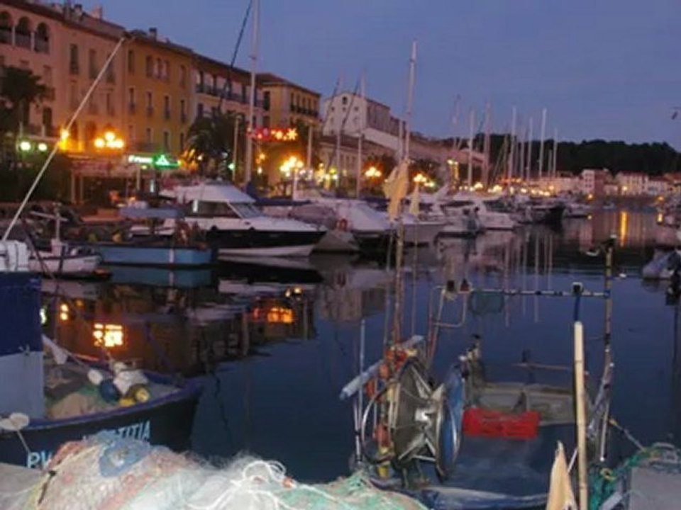 les quais de Port-Vendres à la nuit tombée.