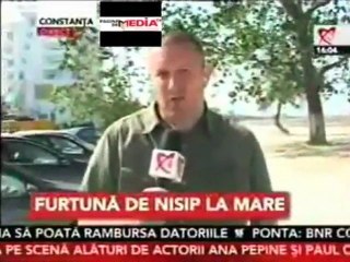 Journaliste remue le sable pour simuler une tempête