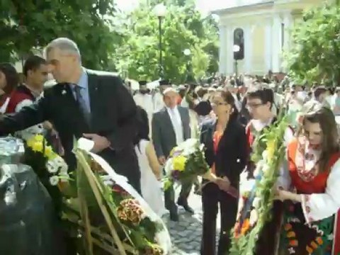 Поднасяне на венци и цветя