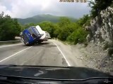 Un camion citerne se couche sur la route