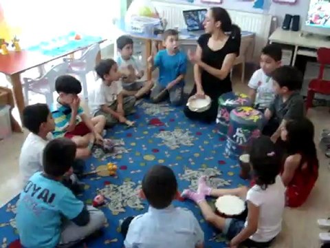 GÖKÇE ÖĞRETMEN VE ÇİLEKLER SINIFI MANAVCI AMCA ORFF ÇALIŞMASI