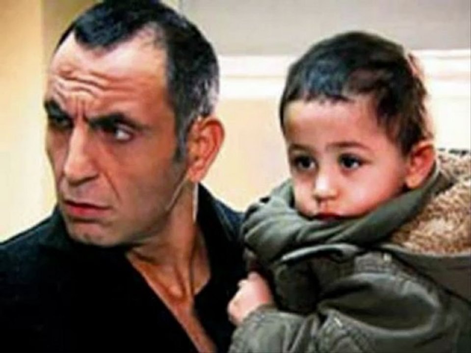 Selgibiyiz.com       Memati - Mamos Türküsü - YouTubeHani unutmak bir mumun ömrü kadardı.Kaç mum eridi gözlerimin önünde hayalini eritemedi hiçbiri. Hani imkansızlıklar ellerimizde tükenirdi.Kaç imkansız tükendi avuçlarımda bir sen kala