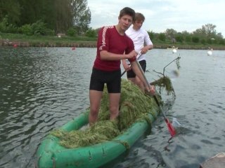 DES ALGUES BALADEUSES DANS LE BASSIN DE COURSE EN LIGNE DE SAINT-LAURENT-BLANGY