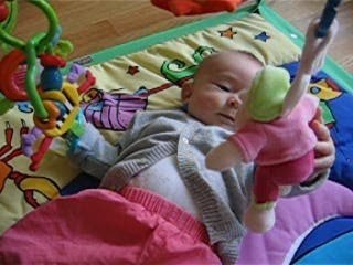 camille sur son tapis d'eveil