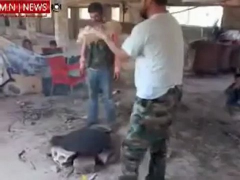 Syria فري برس الجيش الحر يخبز الخبز ويوجه رسالة لبشار المجرم 24 5 2012 Syria