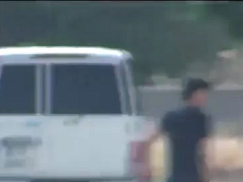 Syria فري برس حمص تلبيسة لجنة المراقبين الدوليين على إحدى الحواجز العسكرية وأحد شبيحة الأسد يحاول إطلاق النار على الناس 24 5 2012 Homs