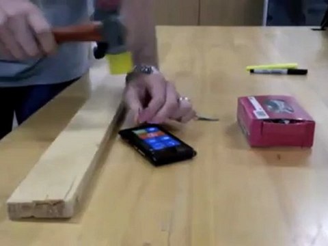 Nokia Lumia 900 Vs. Marteau et clous