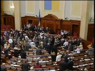 Los diputados ucranianos, a puñetazos