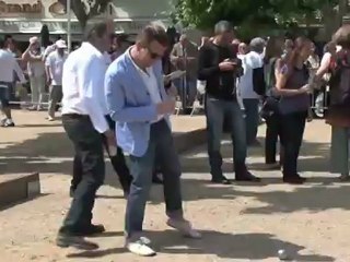 Ewan McGregor plays games in Cannes‎