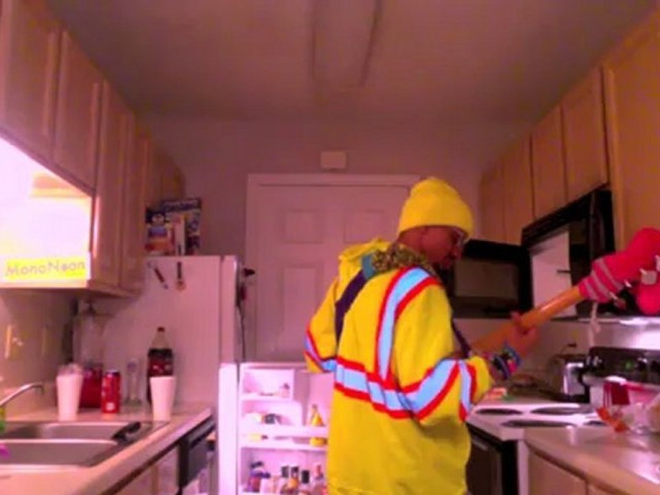 MonoNeon | "bass and kitchen" (Fluxus performance)