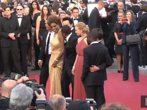 CANNES 2012 : BÉRÉNICE BEJO AMOUREUSE AU GALA DE L’AMFAR
