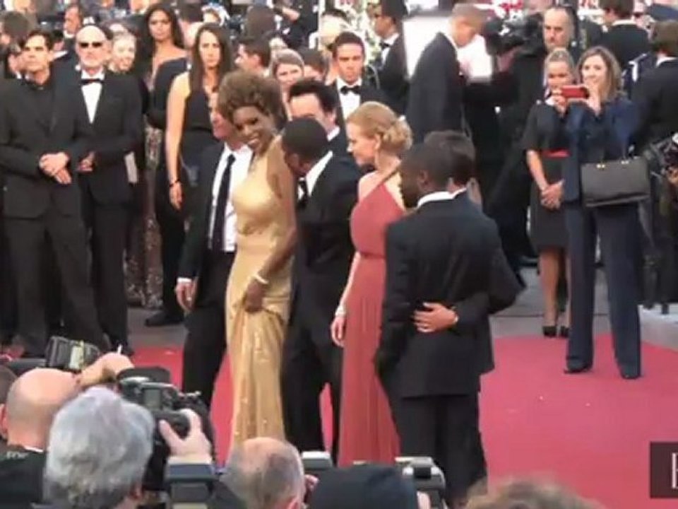 CANNES 2012 : BÉRÉNICE BEJO AMOUREUSE AU GALA DE L’AMFAR