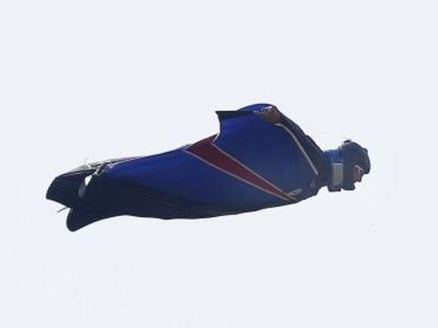 ZAPPING ACTU DU 25/05/2012 - Un homme saute d'un hélicoptère et atterrit sans parachute !
