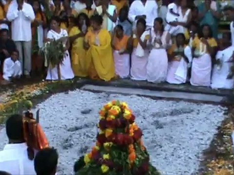 Marche sur le feu à la Ligne Paradis Saint-Pierre le 1er avril 2012.