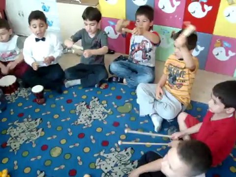 GÖKÇE ÖĞRETMEN VE ÇİLEKLER SINIFI GELİŞİM EVRELERİ ORFF ÇALIŞMASI