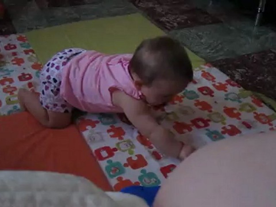 maelyss qui fait du 4 pattes