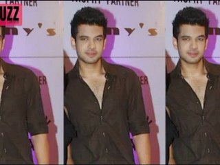 Karan Kundra BADLY MOBBED !!!