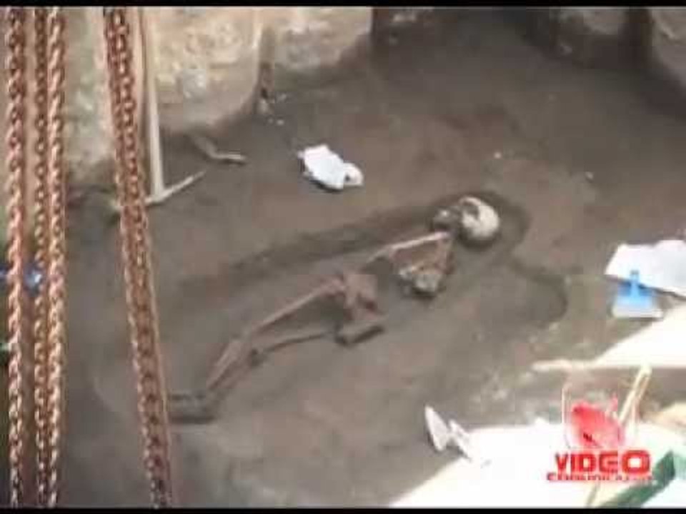 Napoli - Scheletro umano ritrovato nel cantiere della Metropolitana (live 25.05.12)