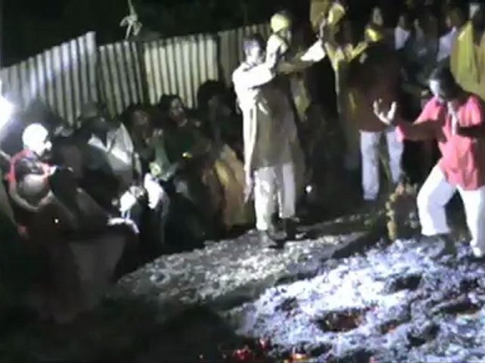 marche sur le feu à la Ligne des Bambous Saint-Pierre le 08 avril 2012