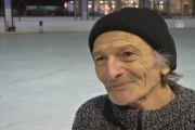 78 yaşında buz pateni yapıyor