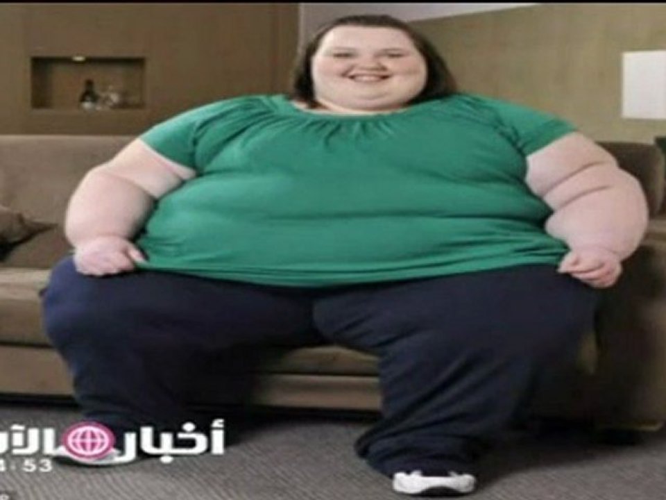 أثقل امرأة بالعالم تستعين ب 30 عامل لنقلها