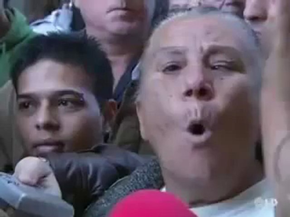 El asesino de Mariluz es increpado por una multitud.