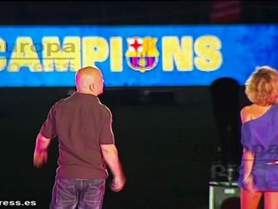 El Camp Nou vibra al recibir la Copa del Rey
