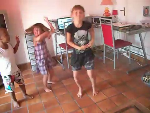 001.........LES PETITS ENFANTS QUI S ECLATENT MDR A LA MAISON ON S ENNUIE PAS