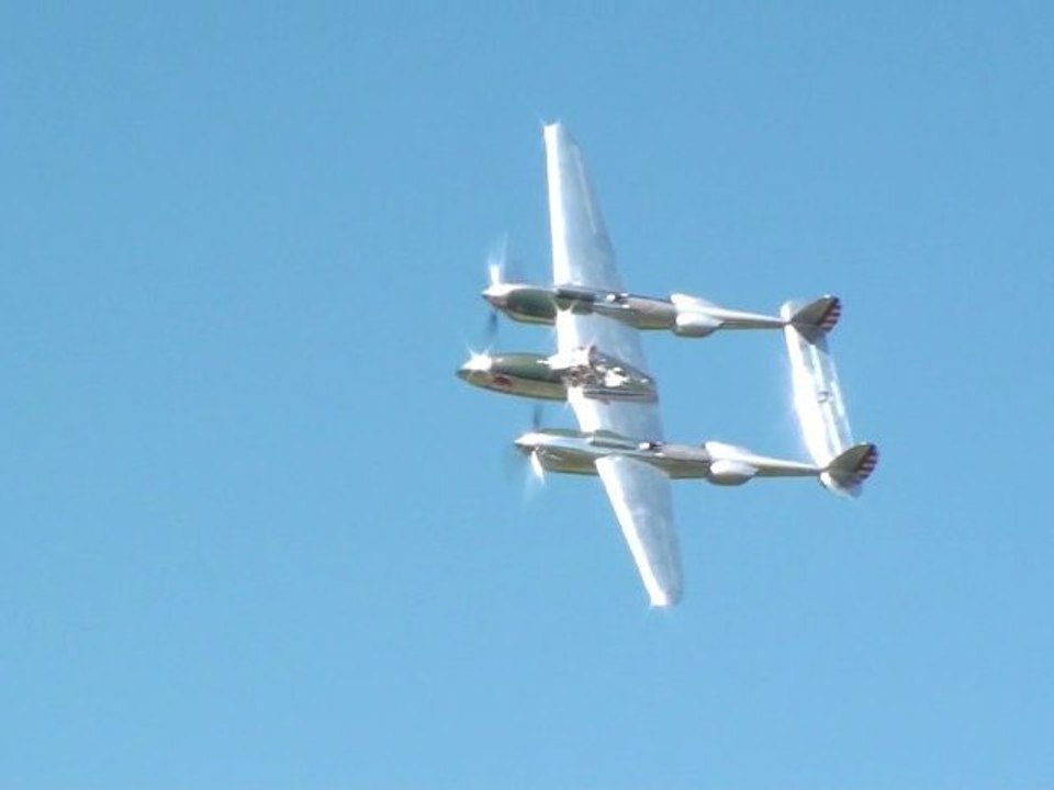 P 38 Lightning Red Bull Vol Fly and Landing Full HD Meeting aérien La ferté-Alais  LFTA 2012