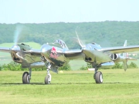 P 38 Lightning Red Bull au roulage rolling Full HD Meeting aérien La ferté-Alais LFTA 2012