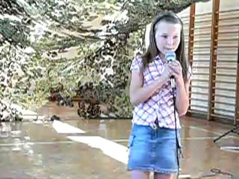 Wiktoria z klasy IV w piosence pt. Przyjaciel od zaraz - II miejsce w kategorii IV - VI w I Gminnym Festiwalu Piosenki