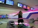 Kadın bowling topuyla tavanı çökertti!
