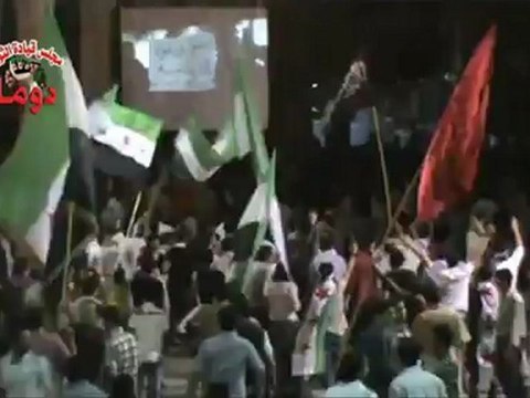 Syria فري برس ريف دمشق دوما لحظة سقوط القذائف على المسائية 26 5 2012 Damascus