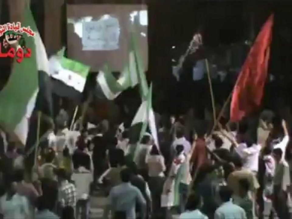 Syria فري برس ريف دمشق  دوما لحظة سقوط القذائف على المسائية 26 5 2012 Damascus