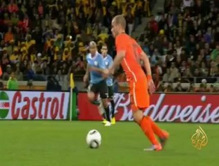 فوز هولندا على أوروغواي بثلاثة أهداف لهدفين