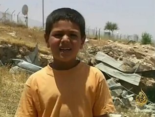 معانة اسرة فلسطينية من حصار محكم من قبل قوات الإحتلال