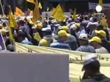 Miles de trabajadores se manifiestan contra la política...