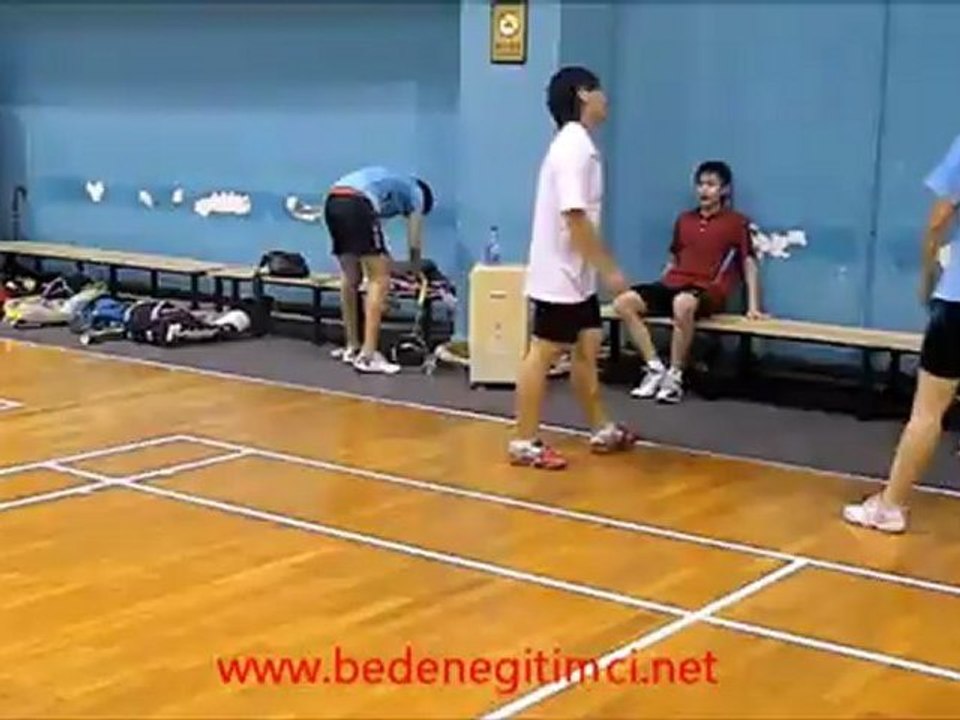 BADMİNTONDA ÇİFT AYAK BANK ÜZERİNE SIÇRAMA VİDEO-2