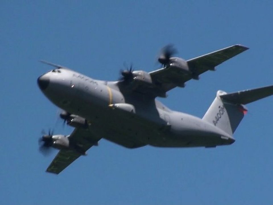 Airbus A400M en Vol Fly Full HD Meeting aérien La ferté-Alais  LFTA 2012 .001