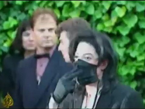 Fans pay tribute to pop icon Michael Jackson - 26 June 09