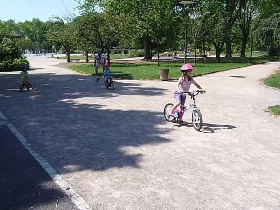 Arthur fait du vélo comme un grand