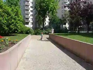 Arthur fait du vélo!