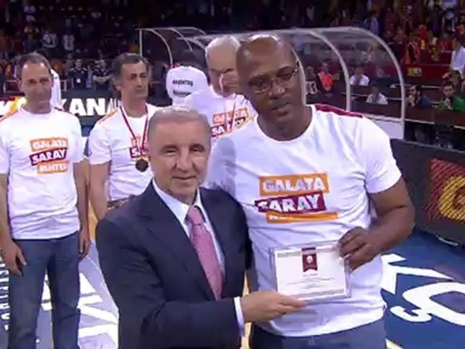 1985 - 1986 sezonlarında üstüste şampiyon olan GS basketbol takımı